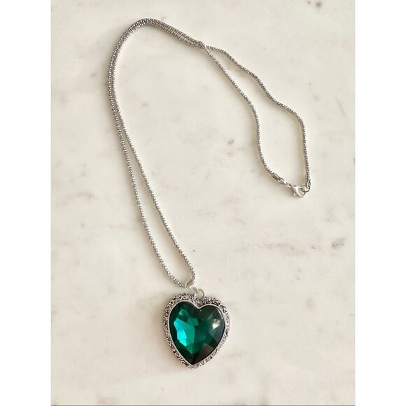 Emerald green heart pendant necklace - Picture 2 of 5